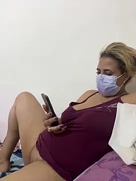 Snapshot of Lola-Sexxx chatting on September 18, 1:26 am Lola-Sexxx online show from September 18, 1:26 am