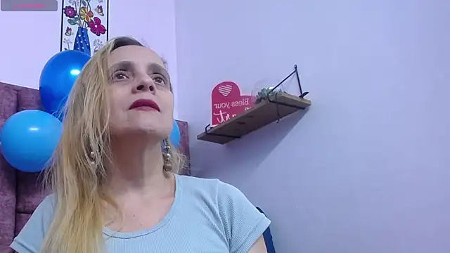 VICTORIAHANK  online show from April 27, 7:44 pm