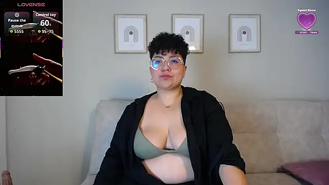 Snapshot of curly_cam_queen69 chatting on October 1, 3:33 am curly cam queen69 online show from October 1, 3:33 am