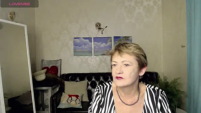 Snapshot of SexyGrandma_ chatting on October 16, 3:47 pm SexyGrandma online show from October 16, 3:47 pm