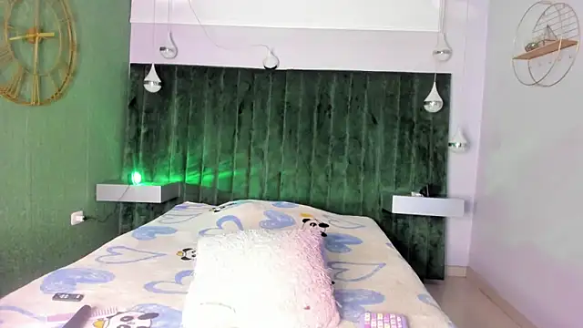 zoe taylorr1 online show from November 27, 12:19 pm