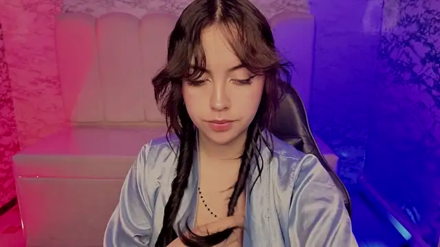 Hela v online show from April 23, 1:13 pm