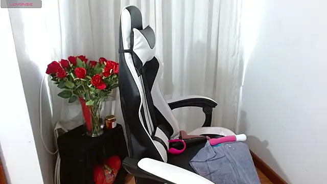 Lunasquirt1985 online show from April 22, 1:52 pm