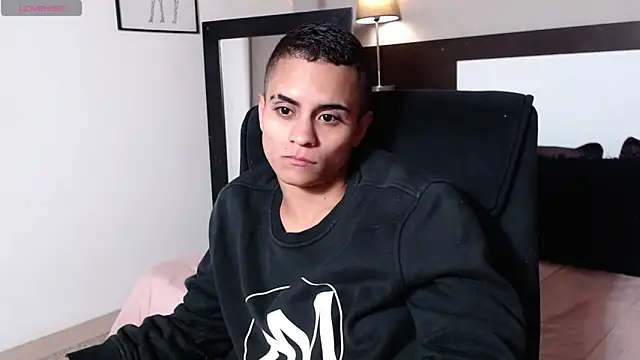 Liiamthompson online show from April 23, 12:29 pm