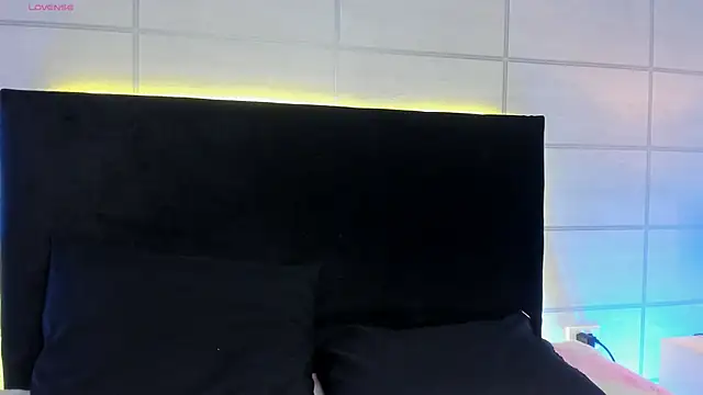 Snapshot of mac-sara chatting on October 3, 8:36 pm mac-sara online show from October 3, 8:36 pm