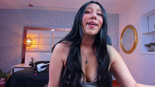 Nohemi louse online show from April 26, 7:11 pm