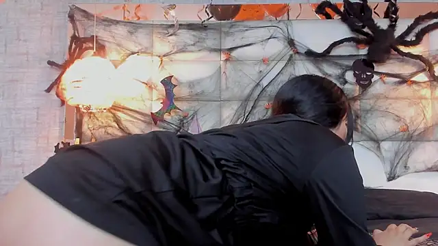 Nohemi louse online show from October 28, 8:25 pm