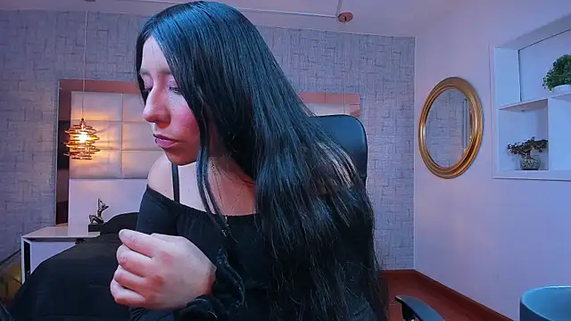 Nohemi louse online show from April 25, 7:00 pm