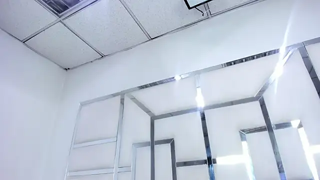 ZoeWan69 online show from April 23, 1:35 pm