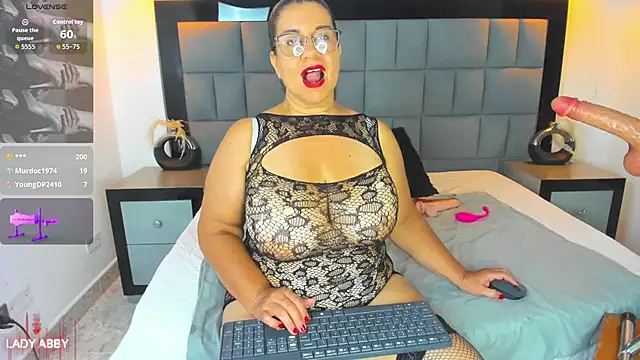 Snapshot of Your_Lady_Milf chatting on October 19, 12:01 am Your Lady Milf online show from October 19, 12:01 am