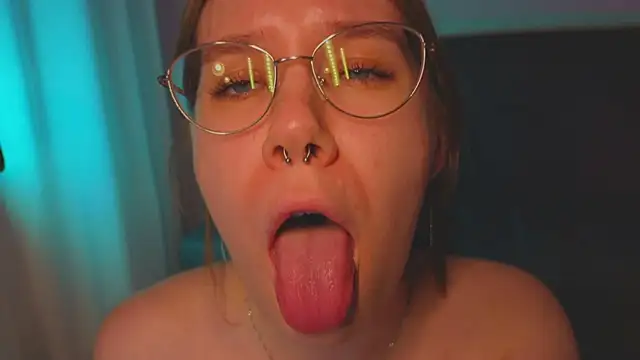 Mia Luw online show from April 27, 2:36 pm