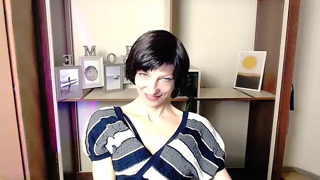 Snapshot of _AngeliaFlow_ chatting on October 2, 7:35 am AngeliaFlow online show from October 2, 7:35 am