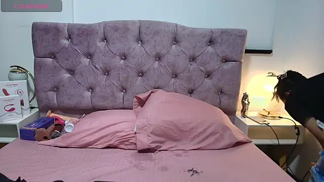 Skye Moore online show from November 7, 7:08 pm