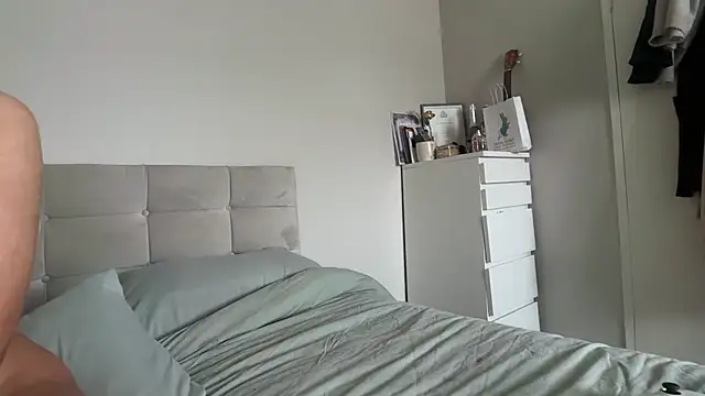 skyejde online show from April 26, 5:43 pm