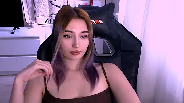Snapshot of beauty_blonde chatting on October 8, 5:56 am beauty blonde online show from October 8, 5:56 am