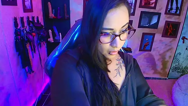 cherryy bombshelll online show from November 14, 7:25 pm