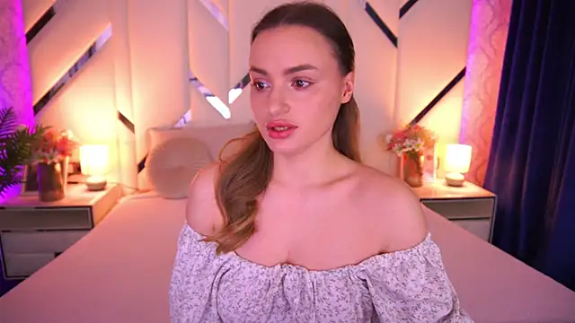 LindsieGreyy online show from April 20, 6:27 am