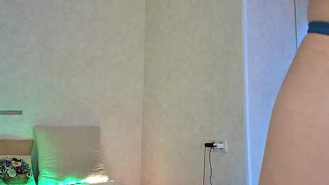 Roseaa online show from April 23, 1:57 pm