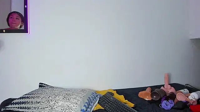 MELINAMARTINS online show from April 28, 11:30 pm