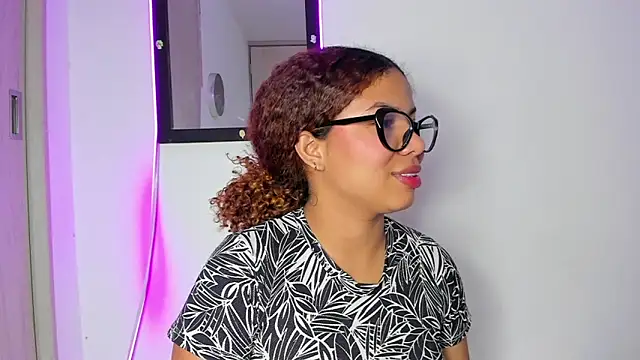 MELINAMARTINS online show from June 11, 2:44 am