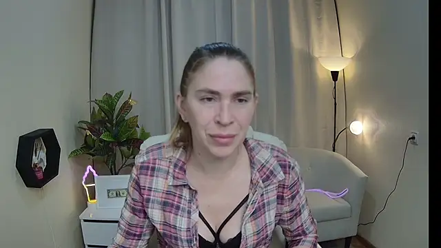 TessaDaybreak online show from April 22, 7:05 am