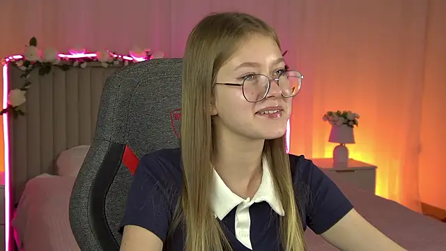 EveMundie online show from October 2, 12:54 pm