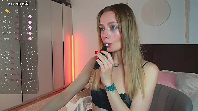 LunaticaBae online show from October 5, 4:39 am