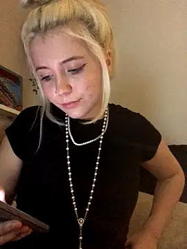 Snapshot of Blondie_Sofia_Essexbabe chatting on October 17, 12:47 am Blondie Sofia Essexbabe online show from October 17, 12:47 am