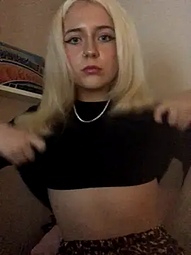 Snapshot of Blondie_Sofia_Essexbabe chatting on October 14, 10:45 pm Blondie Sofia Essexbabe online show from October 14, 10:45 pm
