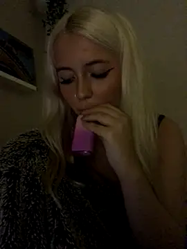 Snapshot of Blondie_Sofia_Essexbabe chatting on September 17, 11:03 pm Blondie Sofia Essexbabe online show from September 17, 11:03 pm