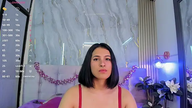 SalomeeHills online show from April 25, 6:05 pm