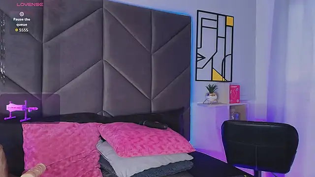 Carlaguzman  online show from June 22, 6:27 pm