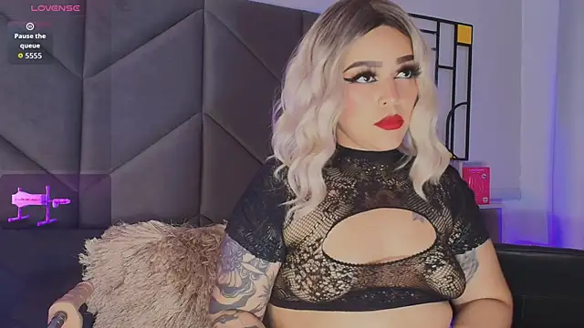 Carlaguzman  online show from July 27, 9:12 pm