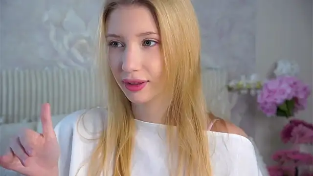 SunnivaCovil online show from April 22, 2:47 pm