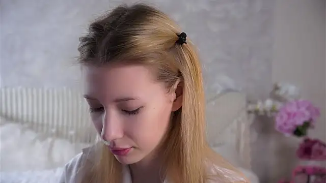 SunnivaCovil online show from April 23, 3:14 pm