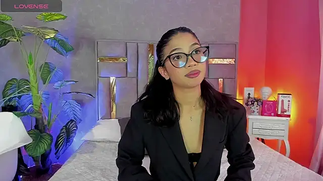 Tyla Ks online show from April 11, 7:06 pm