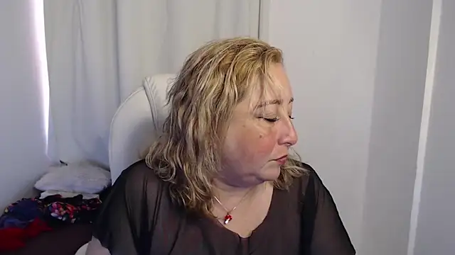 Snapshot of Mature_2025 chatting on October 17, 4:32 pm Mature 2025 online show from October 17, 4:32 pm