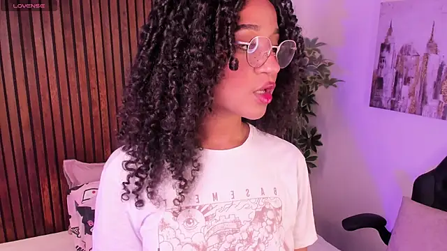 Layla Clarke online show from September 18, 7:45 pm