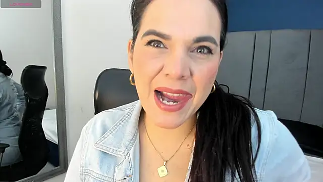 laura hotties online show from April 27, 1:19 pm