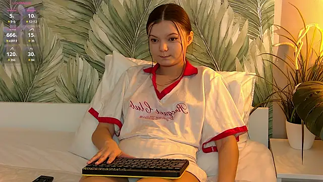AsterQuinn online show from June 6, 3:51 pm