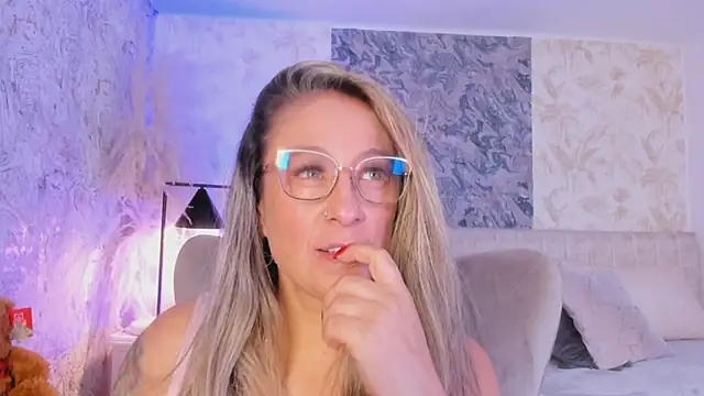 Liannaa  online show from October 30, 7:59 pm