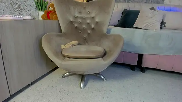 Liannaa  online show from September 15, 5:42 pm