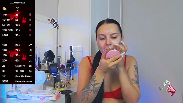 Miss Vic online show from November 12, 5:00 pm