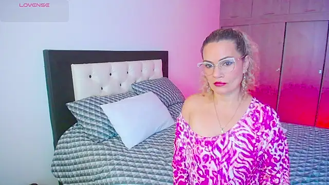 Snapshot of CarolinneFiotti chatting on September 27, 1:18 pm CarolinneFiotti online show from September 27, 1:18 pm