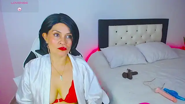 Snapshot of CarolinneFiotti chatting on October 11, 9:17 pm CarolinneFiotti online show from October 11, 9:17 pm