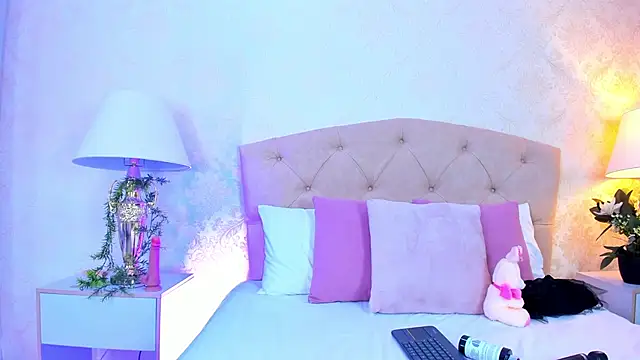 Mia Montess online show from April 24, 6:11 pm