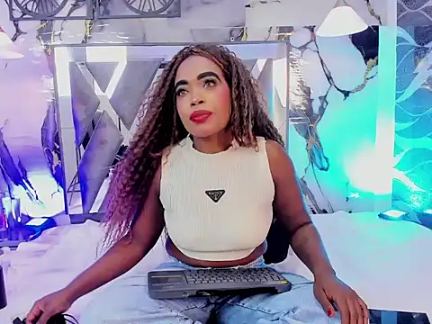 CandyMartinez  online show from April 25, 7:55 pm