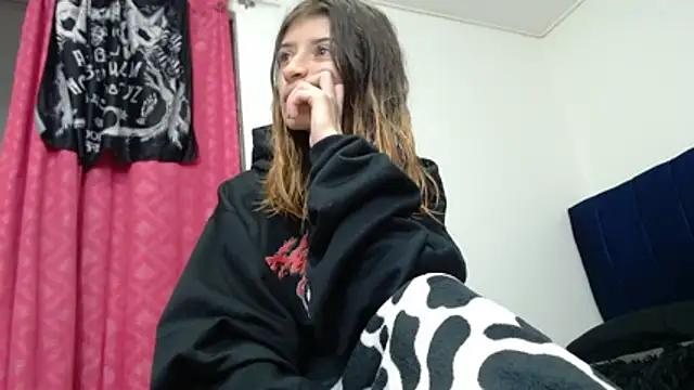 KratosAfroditacs online show from April 24, 1:36 pm