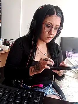 DaniPoison online show from October 17, 6:00 pm