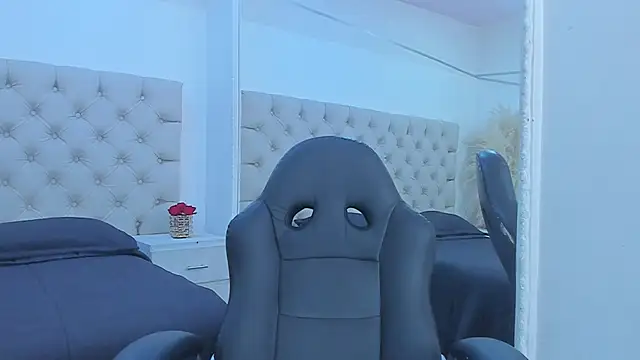 VanessaScott  online show from April 23, 8:44 am